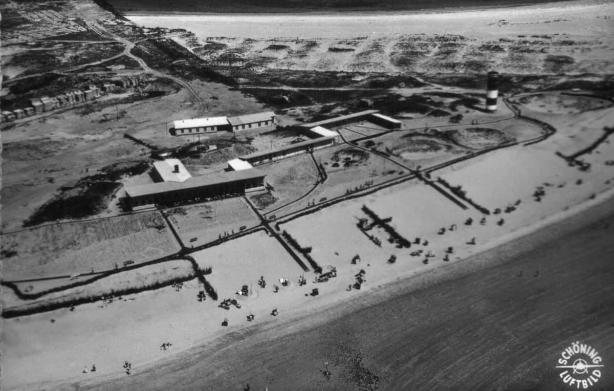 Luftaufnahme der Helgoländer Düne, vom Meer umgebene Sandinsel mit Strandabschnitten und Robbenkolonien.